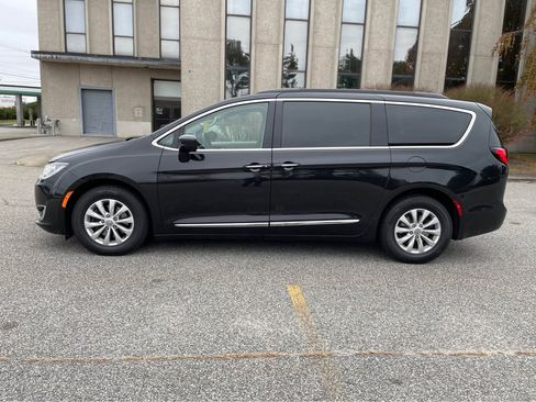Used 2017 Chrysler Pacifica Touring-L image 4