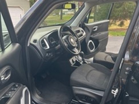 Used 2019 Jeep Renegade Latitude w/ Popular Equipment Group image 9