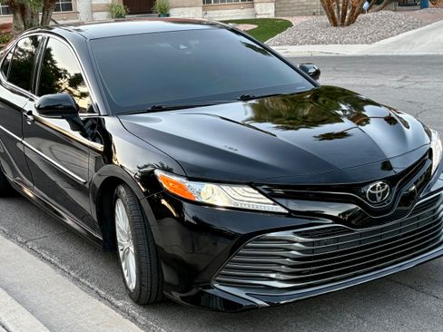 Used 2018 Toyota Camry XLE image 2