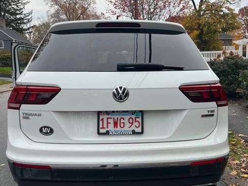 Used 2018 Volkswagen Tiguan SEL image 1