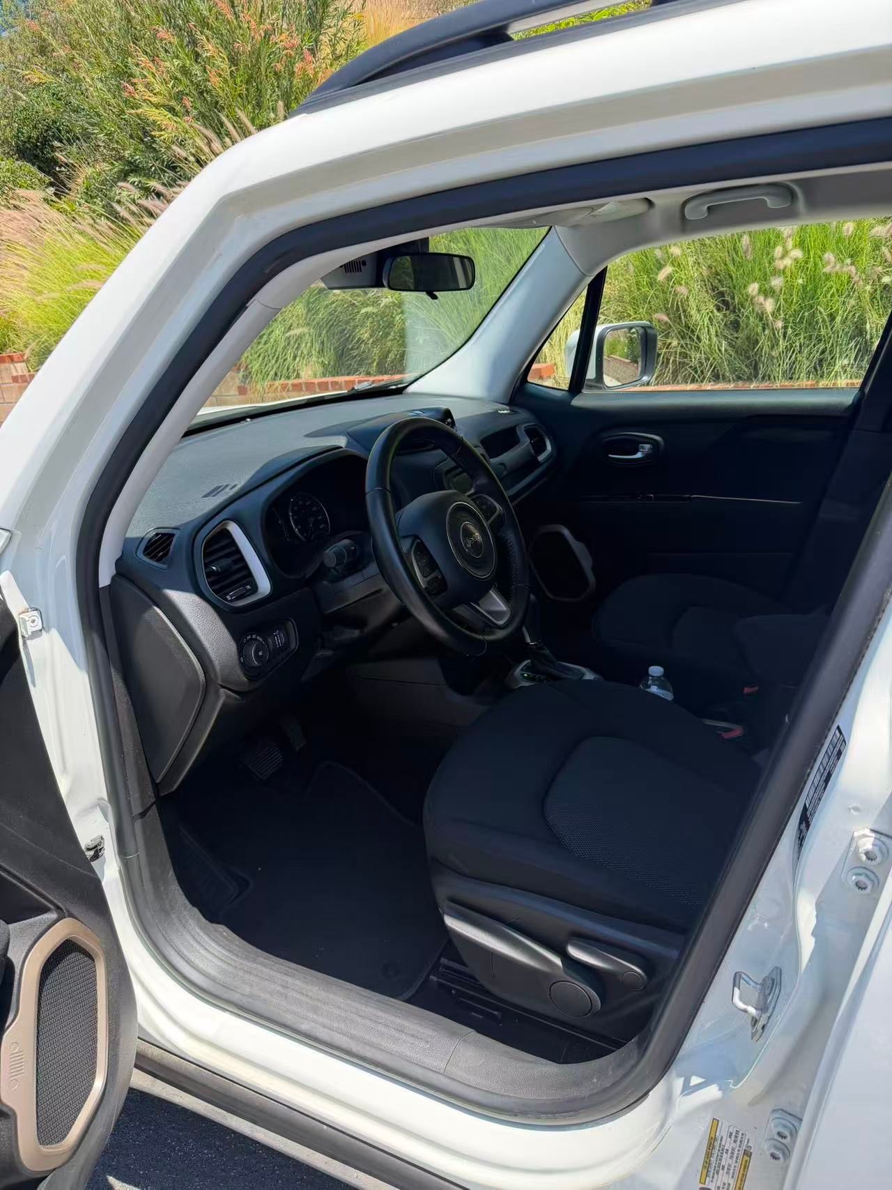Used 2017 Jeep Renegade Latitude FWD image 6