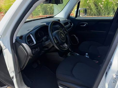 Used 2017 Jeep Renegade Latitude FWD image 6