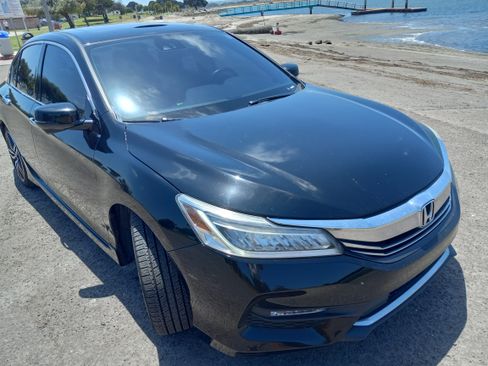 Used 2017 Honda Accord Touring image 9