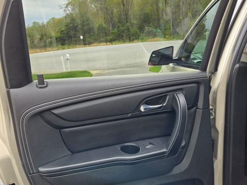 Used 2014 GMC Acadia SLE image 17