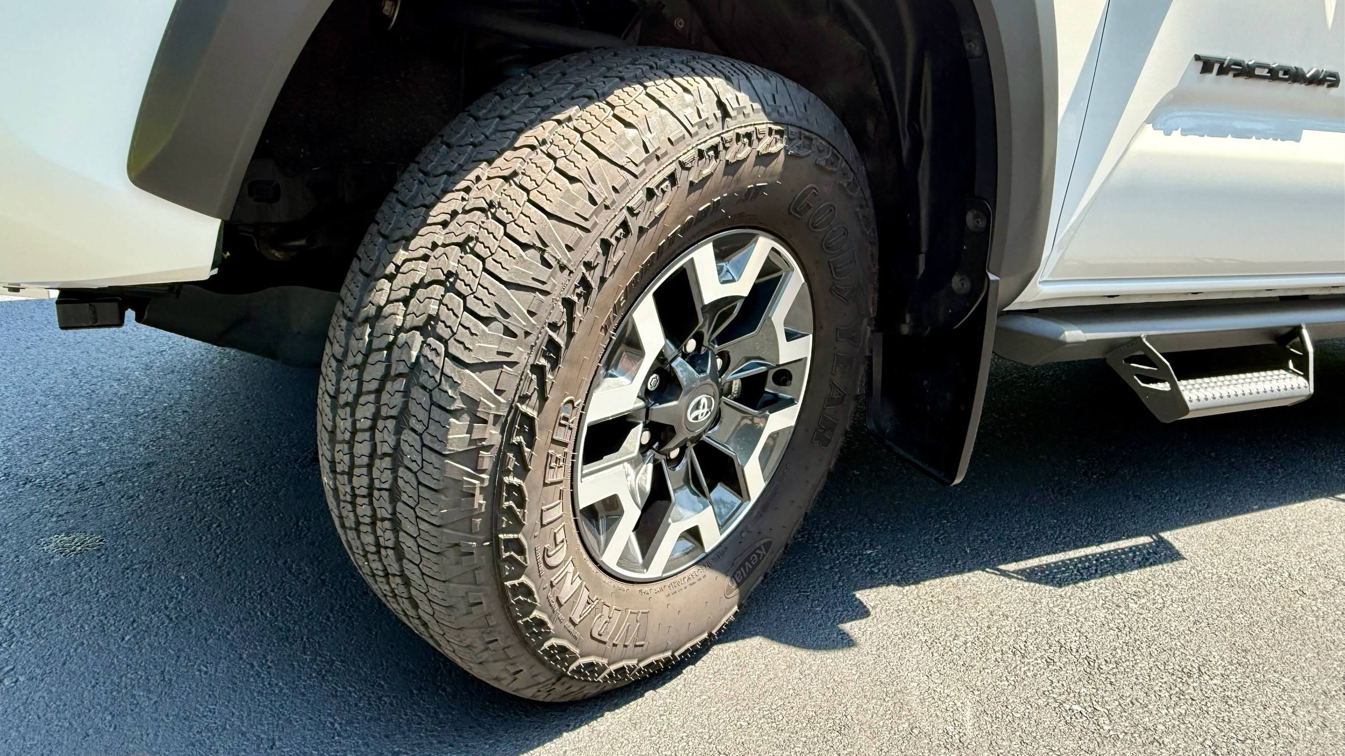 Used 2023 Toyota Tacoma TRD Off-Road w/ Technology Package AWD/4WD image 5