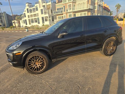 Used 2017 Porsche Cayenne Platinum Edition image 18