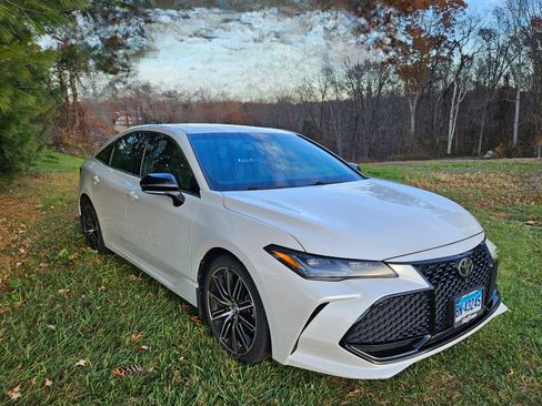 Used 2019 Toyota Avalon Touring image 4