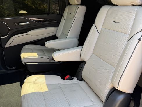 Used 2021 Cadillac Escalade ESV Sport RWD image 15