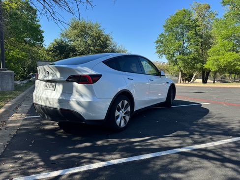 Used 2021 Tesla Model Y Long Range image 9