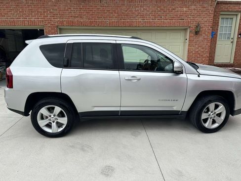 Used 2014 Jeep Compass Latitude image 2