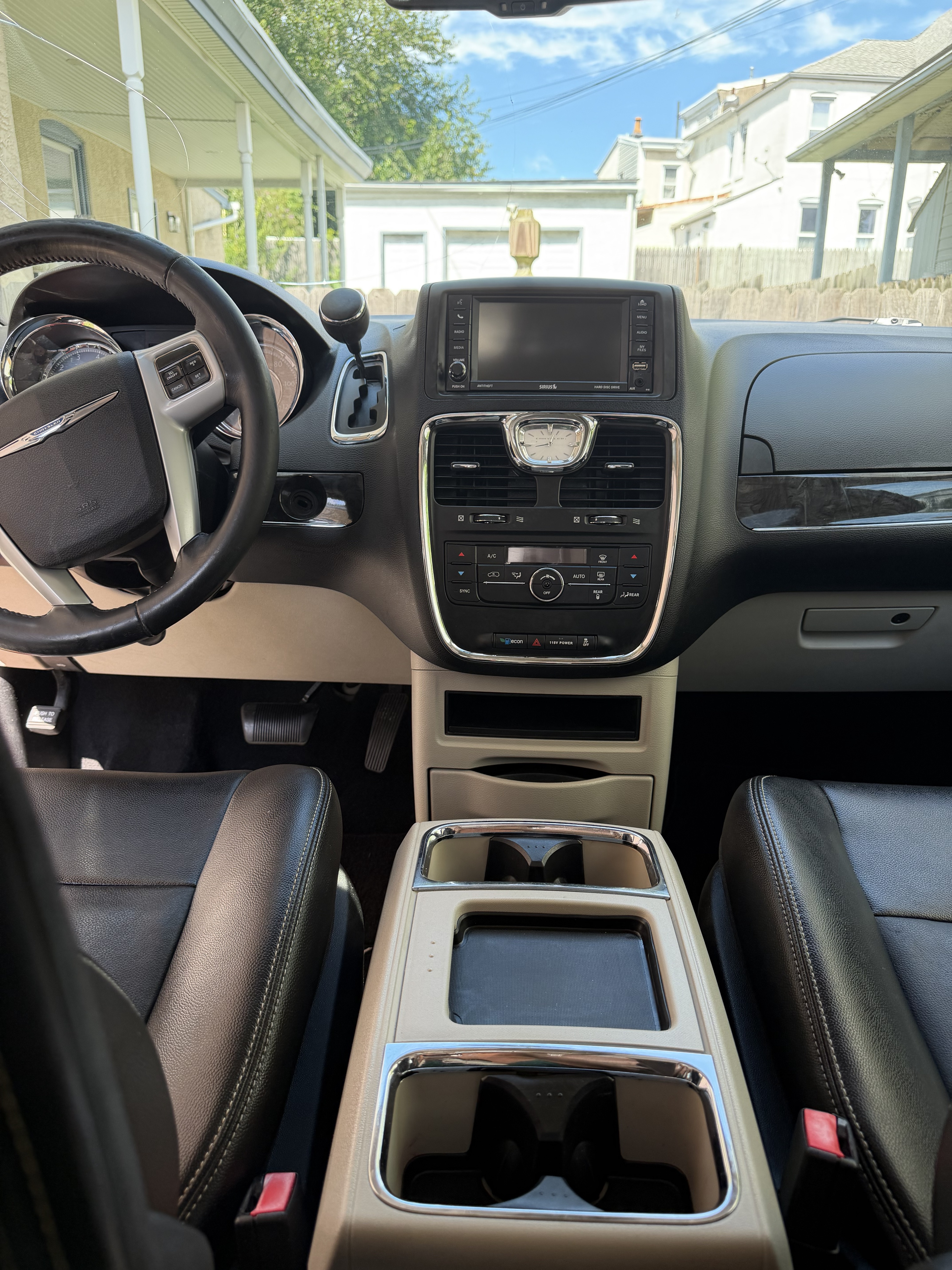 Used 2014 Chrysler Town & Country Touring FWD image 11