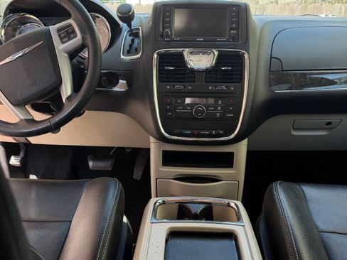 Used 2014 Chrysler Town & Country Touring FWD image 11