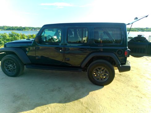 Used 2025 Jeep Wrangler Unlimited Sport AWD/4WD image 1