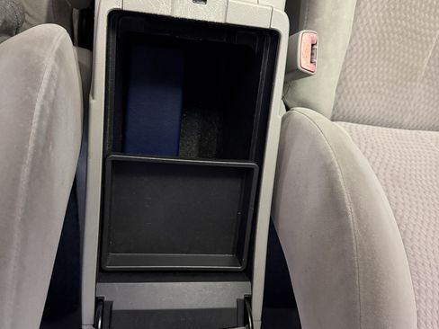 Used 2010 Toyota Camry LE FWD image 15