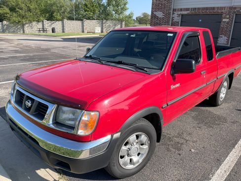 Used 2000 Nissan Frontier XE image 1