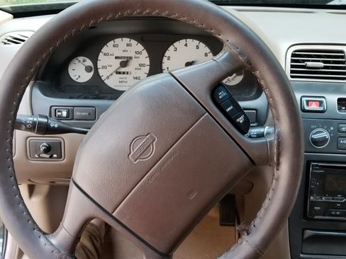 Used 1996 Nissan Maxima SE image 1