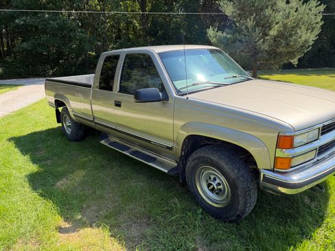 Used 1998 Chevrolet Silverado 2500 4x4 Extended Cab w/ Preferred Equipment Group 3 image 2