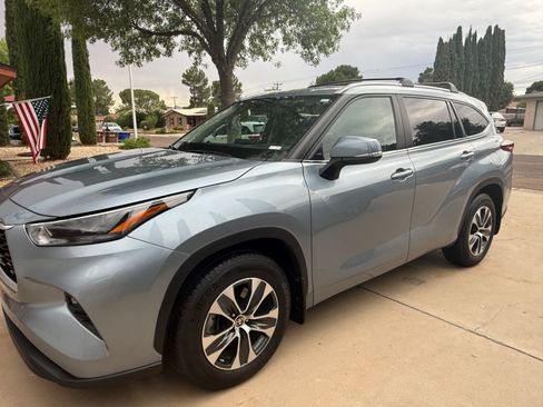 Used 2024 Toyota Highlander XLE AWD/4WD image 4