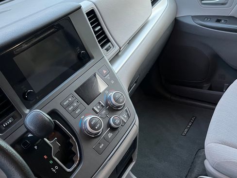 Used 2015 Toyota Sienna LE FWD image 11