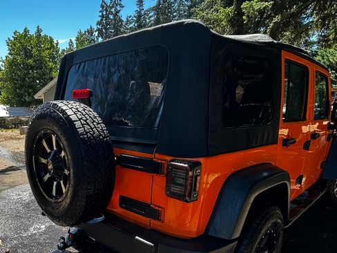Used 2012 Jeep Wrangler Unlimited Sport w/ Connectivity Group AWD/4WD image 9