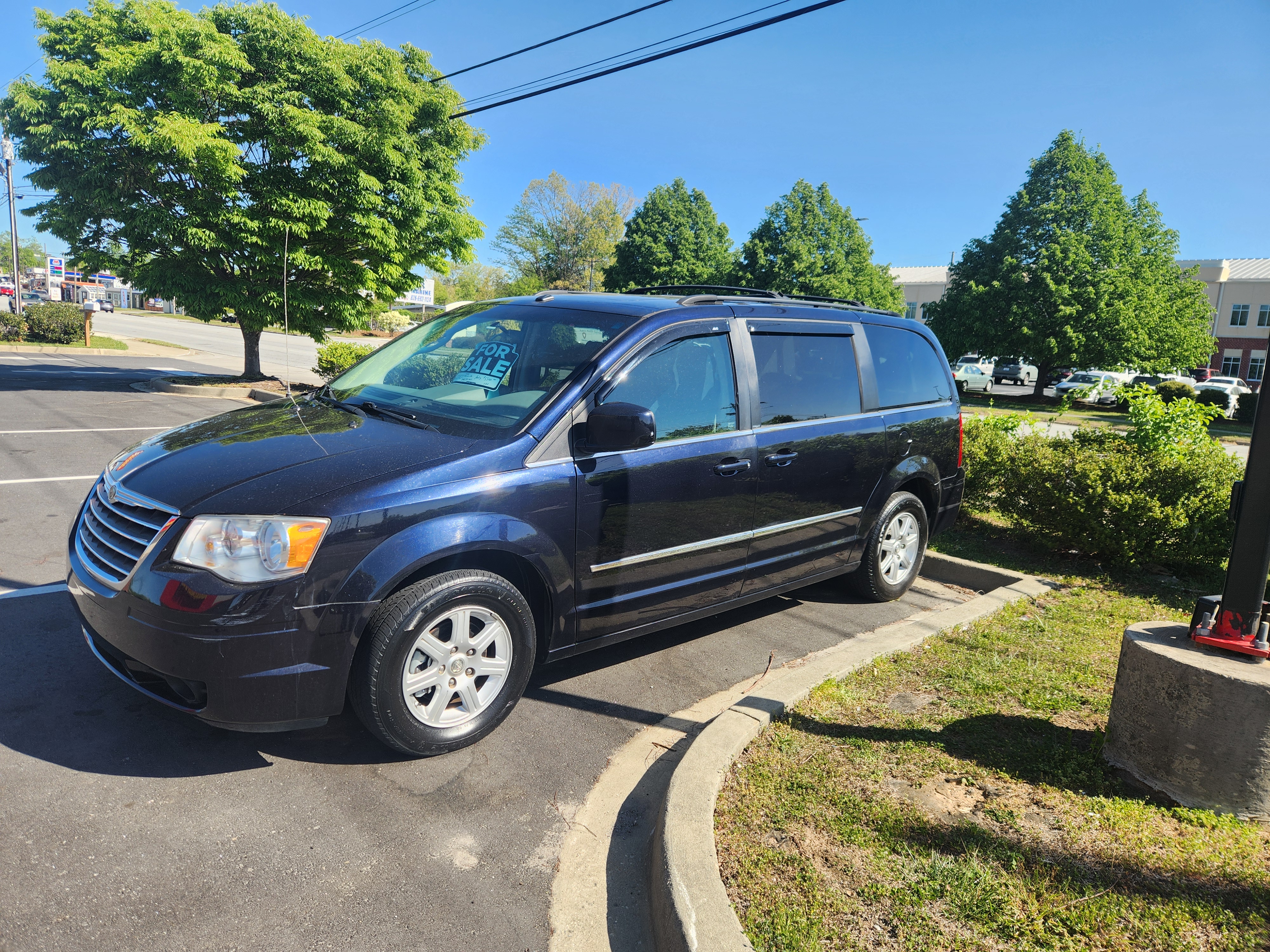 Used 2010 Chrysler Town & Country Touring FWD image 1
