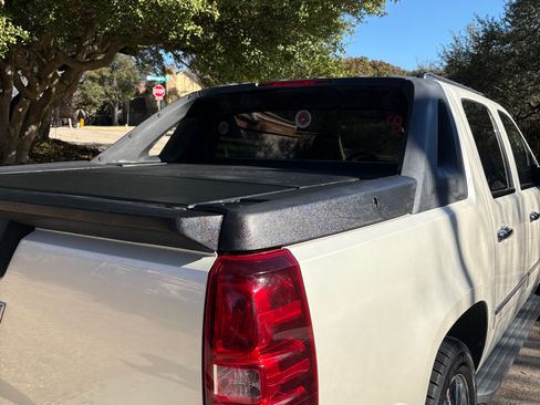 Used 2010 Chevrolet Avalanche LTZ image 9