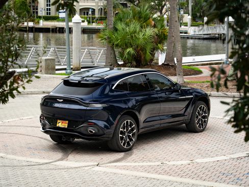 Used 2021 Aston Martin DBX AWD/4WD image 12