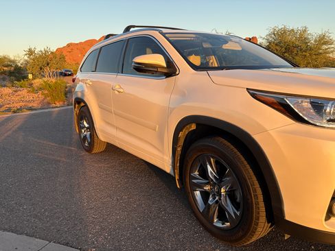 Used 2017 Toyota Highlander Limited Platinum image 2