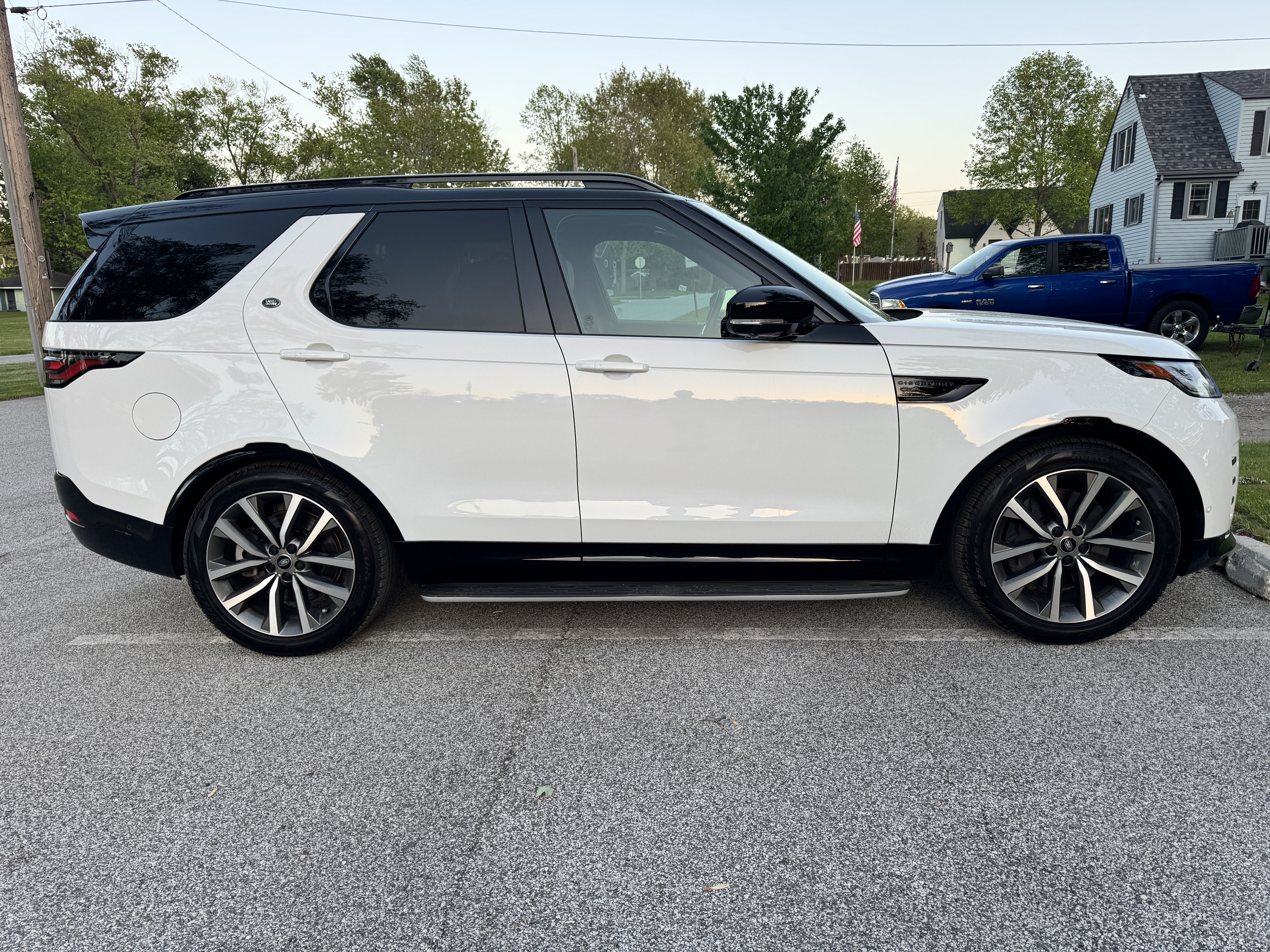 Used 2025 Land Rover Discovery Dynamic SE AWD/4WD image 6
