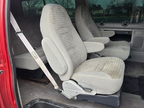 Used 2000 Ford E-150 and Econoline 150 Wagon image 4