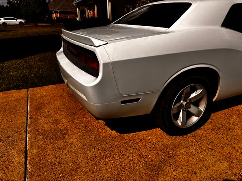 Used 2013 Dodge Challenger SXT RWD image 6