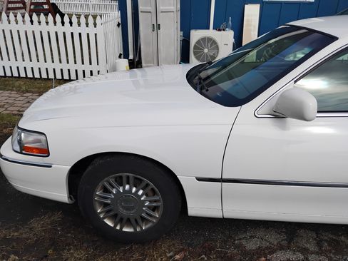 Used 2009 Lincoln Town Car Signature Limited image 11