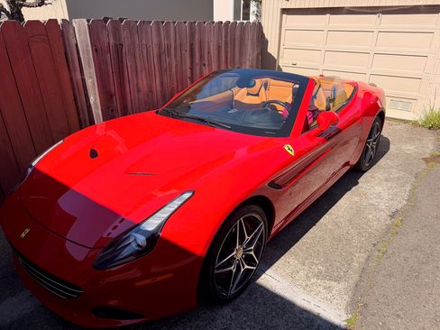 Used 2015 Ferrari California T image 8