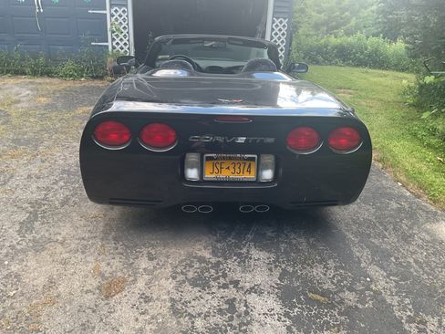 Used 2004 Chevrolet Corvette Convertible w/ Preferred Equipment Group RWD image 2