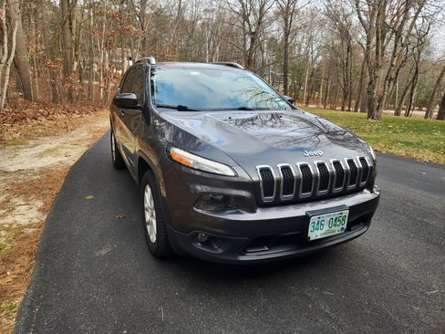 Used 2017 Jeep Cherokee Latitude w/ Cold Weather Group image 4
