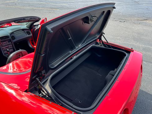 Used 1998 Chevrolet Corvette Convertible w/ Performance Handling Pkg RWD image 9