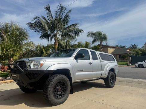 Used 2013 Toyota Tacoma 4x4 Access Cab V6 w/ TRD Off-Road Pkg image 5