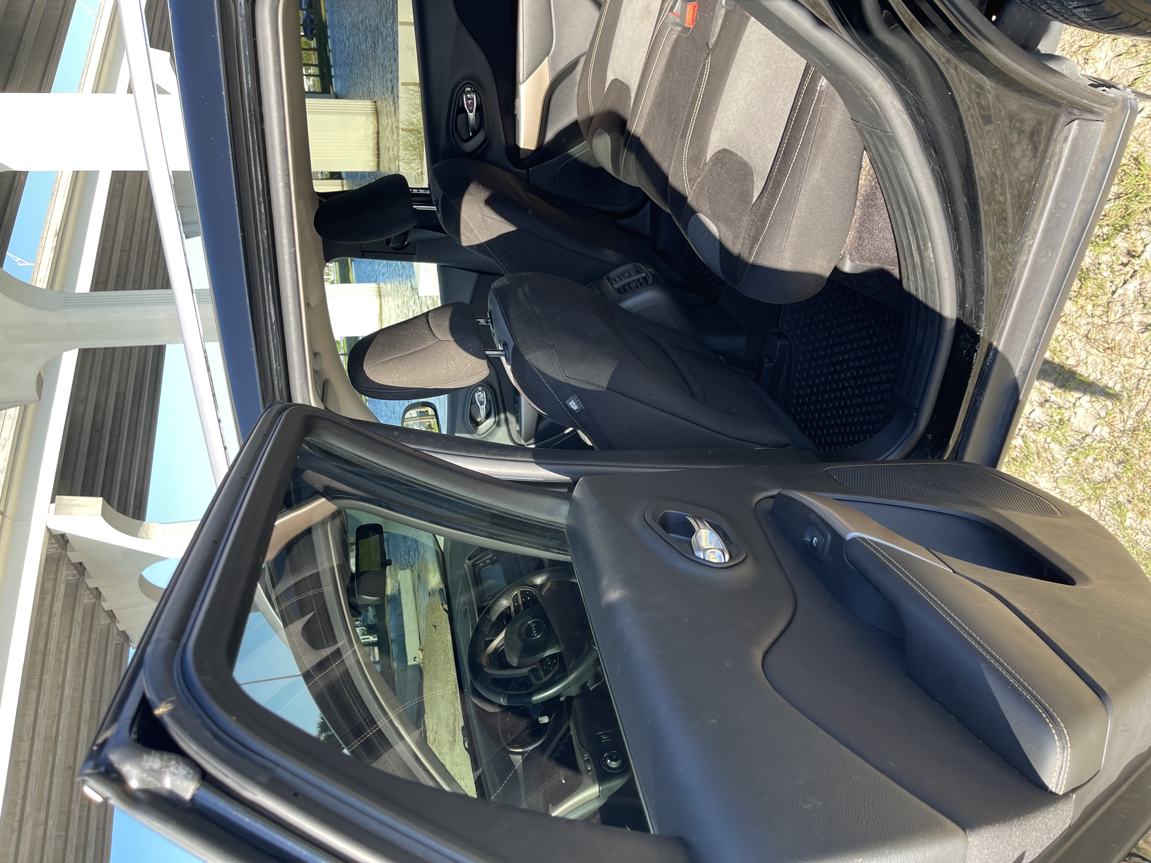 Used 2018 Jeep Cherokee Latitude w/ Cold Weather Group FWD image 12