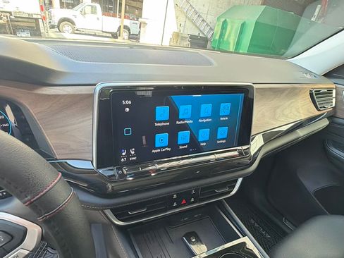 Used 2025 Volkswagen Atlas SE w/ Panoramic Sunroof Package FWD image 10