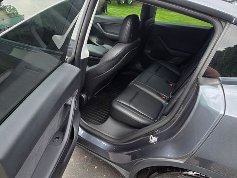 Used 2022 Tesla Model Y Performance AWD/4WD image 9