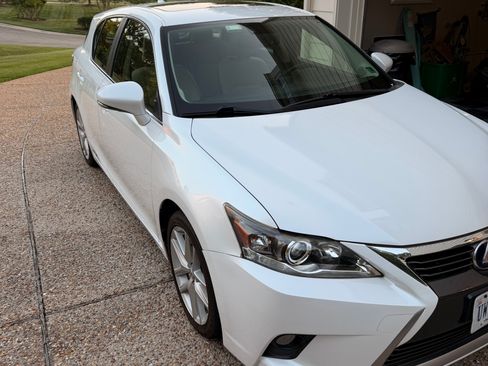Used 2015 Lexus CT 200h w/ Navigation Package FWD image 2