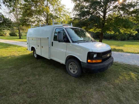 Used 2011 Chevrolet Express 3500 RWD image 2
