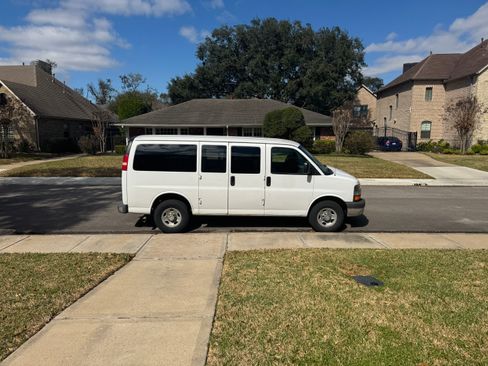 Used 2006 Chevrolet Express 3500 Passenger w/ LT Preferred Equipment Group image 1