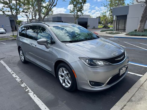 Used 2017 Chrysler Pacifica Touring-L w/ Tire & Wheel Group image 5