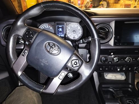 Used 2019 Toyota Tacoma TRD Off-Road w/ Technology Package image 10