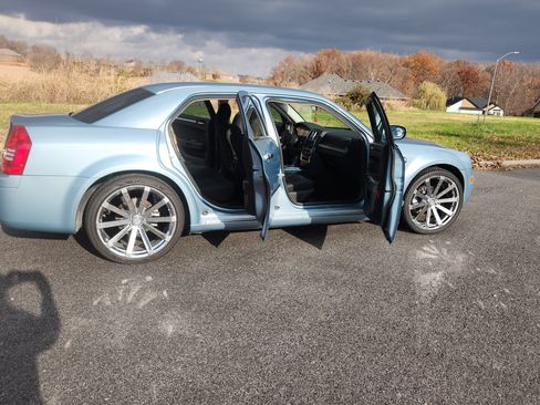 Used 2009 Chrysler 300 LX image 2