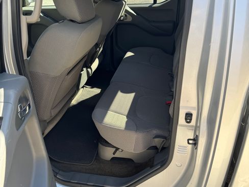 Used 2010 Nissan Frontier SE image 6