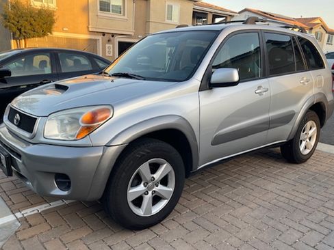 Used 2005 Toyota RAV4 2WD image 2