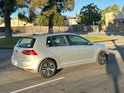 Used 2016 Volkswagen e-Golf SE w/ DC Fast Charging Package image 6