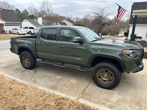 Used 2022 Toyota Tacoma TRD Off-Road w/ TRD Premium Off Road Package AWD/4WD image 1